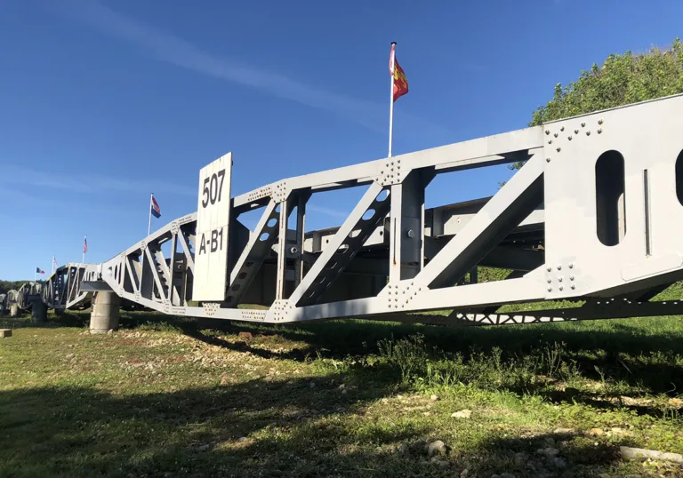 En 2004, la nouvelle installation proche de la mer est visible par tous les touristes. Elle a été inaugurée lors des commémorations du 60e anniversaire du Débarquement. (© Fabien Brissard)