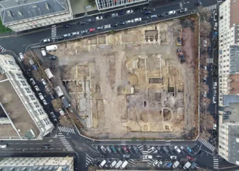 Vue aérienne du chantier de fouilles archéologiques de la place de la République de Caen, en 2021. (© Arpanum / Arnaud Poirier ; montage photographique musée de Normandie – Ville de Caen / Claire Bénard)