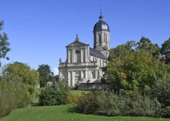 Abbaye Saint-Martin de Mondaye. Les extérieurs de l’abbaye ont été aménagés en un magnifique parc paysager. (Photo Rodolphe Corbin © Patrimoine Normand)