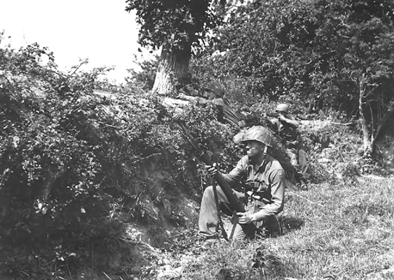 La bataille des Haies – Quand la nature devient une arme. GI's américains combattant dans le bocage. (© National Archives)