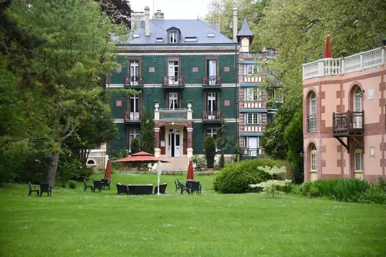 Belle Isle sur Risle. Récemment enrichie d’une orangerie qui s’enorgueillit d’un solarium en rooftop, le domaine compte vingt-cinq salariés en haute-saison dont Michel, le cordial hôte d’accueil : « Il fait partie des meubles. ». (© Jean-Luc Péchinot)