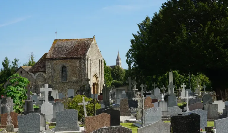 La chapelle Saint-Gervais de Briouze et l’if solitaire qui veille au milieu du cimetière. Au loin, la nouvelle église du bourg. (© Mireille Thiesse)