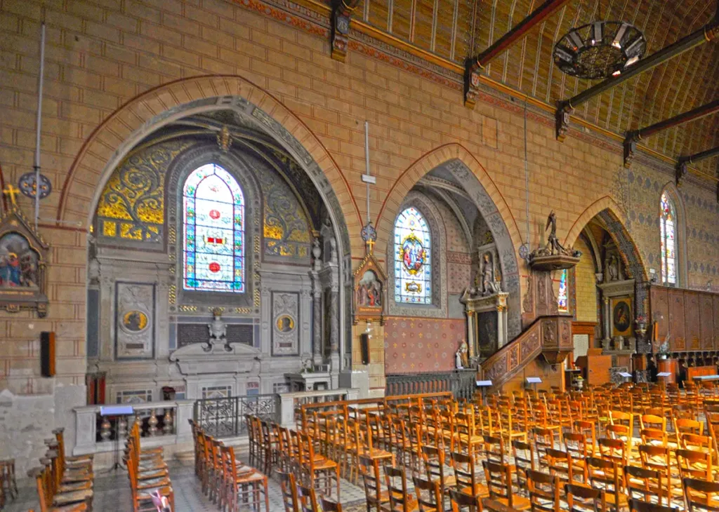 Vue de la chapelle (à gauche) décorée par les artisans et artistes mobilisés pour construire les immeubles du Bon Marché à Paris. À commencer par l’architecte Louis-Charles Boileau et Charles Lameire, peintre spécialiste des décors de mosaïque. (Photo Rodolphe Corbin © Patrimoine Normand)