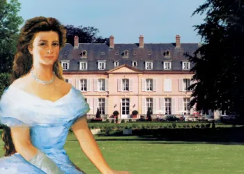 Le portrait de « Sissi » dans la salle-à-manger  ; Le château vu du côté de la façade principale. (Photo Eric Bruneval © Patrimoine Normand)