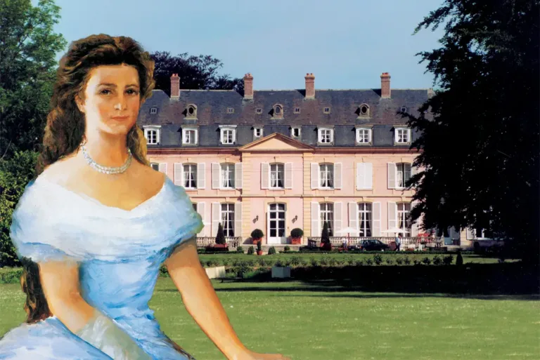 Le portrait de « Sissi » dans la salle-à-manger  ; Le château vu du côté de la façade principale. (Photo Eric Bruneval © Patrimoine Normand)