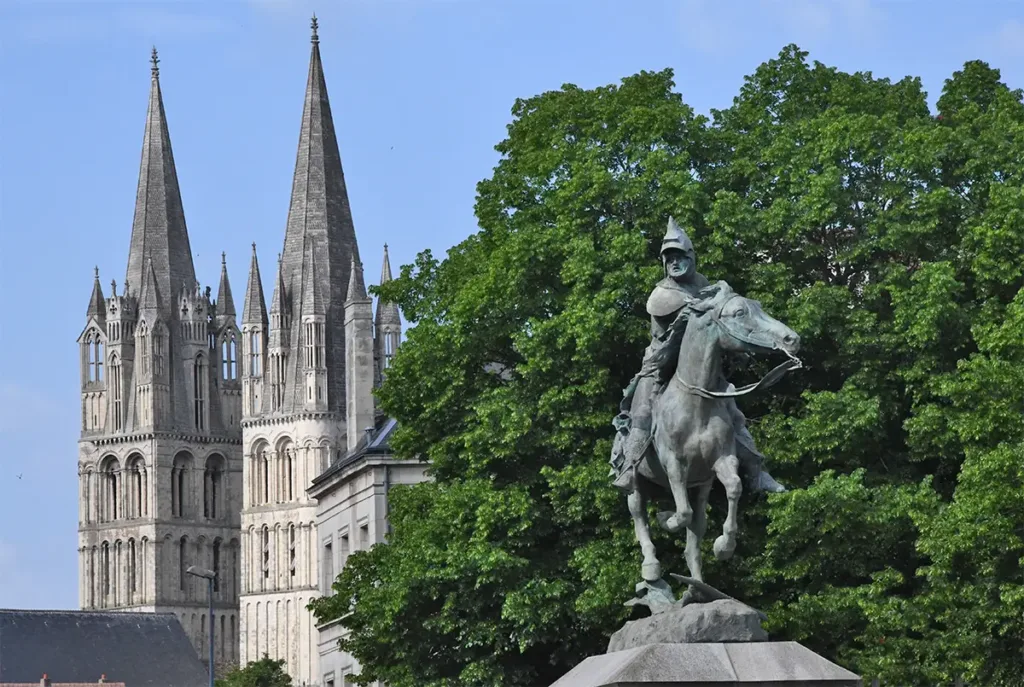 À Caen, statue de Bertrand du Guesclin réalisée par le sculpteur Arthur J. Le Duc (1848-1918). Le futur connétable de Charles V poussa les religieuses à fortifier leur monastère. (Photo Rodolphe Corbin © Patrimoine Normand)