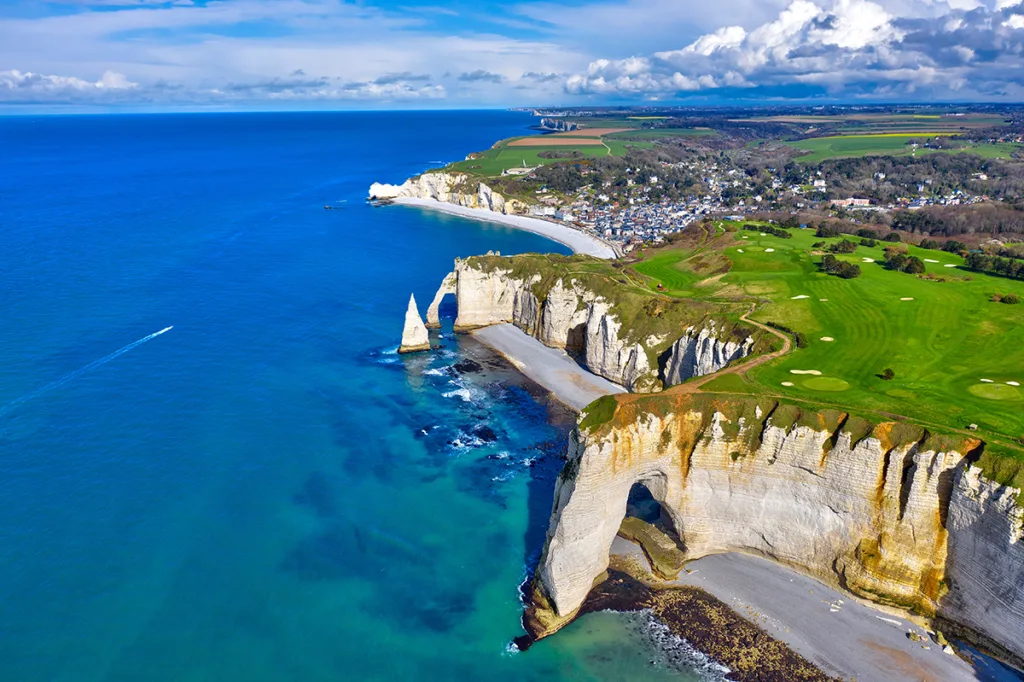 Étretat, joyau de la Côte d’Albâtre. (© Adobe Stock/Thieury)