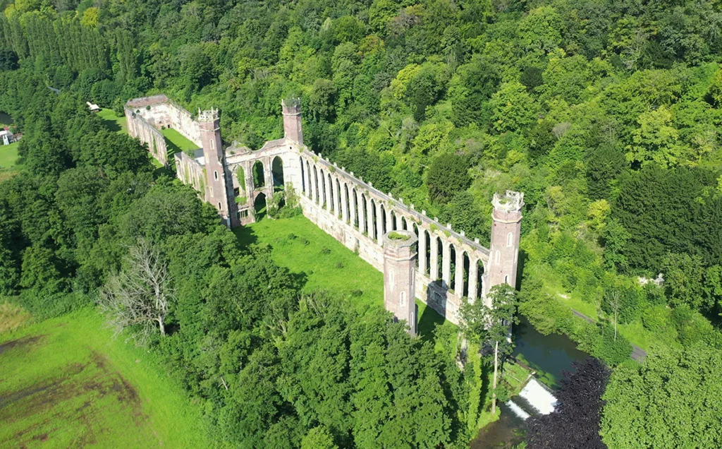 À l’image de l’abbaye de Fontaine-Guérard, les ruines de la filature Levavasseur s’inscrivent dans un écrin de verdure. (Photo Rodolphe Corbin © Patrimoine Normand)