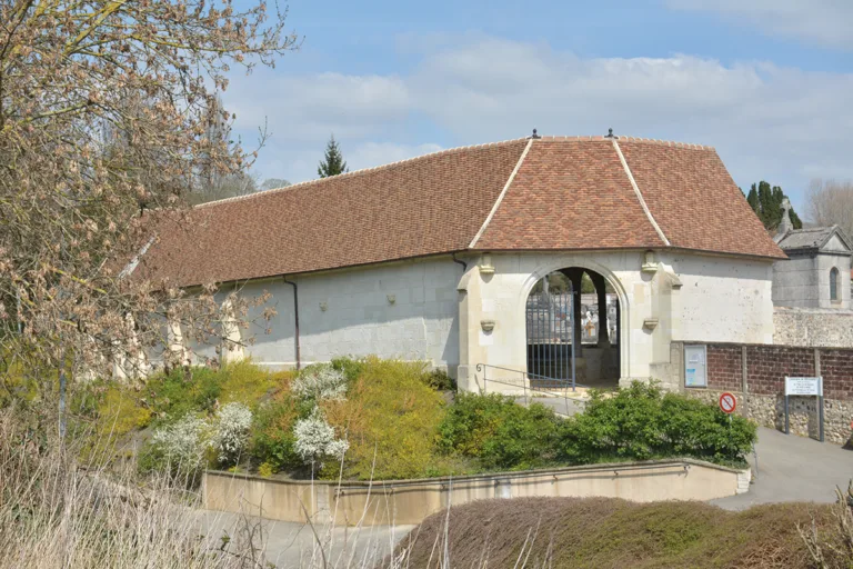 Dans la campagne de Montivilliers se dresse encore l’aître de Brisgaret. (© Érik Follain)