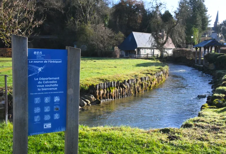 La rivière Orbiquet, s’étire sur 30 kilomètres, et prend sa source à La Folletière-Abenon. Un site charmant se profile à l’entrée du village. (Photo Rodolphe Corbin © Patrimoine Normand)