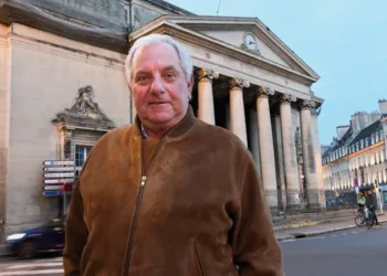 Le fils de Jean Gabin, Mathias Moncorgé, devant l’ancien palais de justice de Caen, où avait été tournée une scène du film La Horse en 1970. (Photo Rodolphe Corbin © Patrimoine Normand)