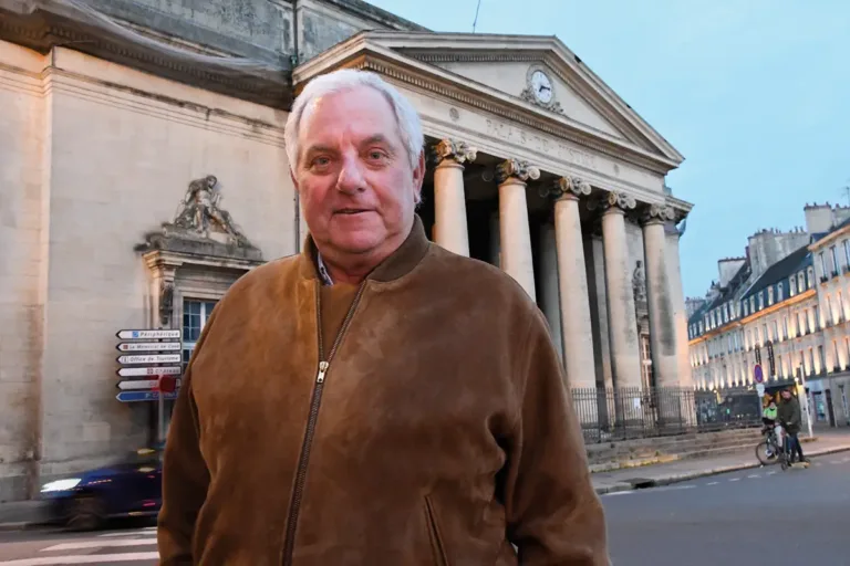 Le fils de Jean Gabin, Mathias Moncorgé, devant l’ancien palais de justice de Caen, où avait été tournée une scène du film La Horse en 1970. (Photo Rodolphe Corbin © Patrimoine Normand)
