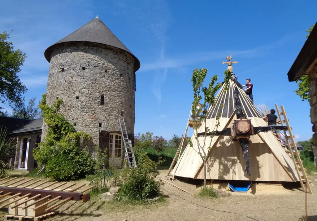 Moulin de Mobecq - Une belle histoire de transmission des savoir-faire. À proximité du moulin, le montage au sol de la charpente a été réalisé par les élèves, du 25 avril au 6 mai 2022. (© Fondation du patrimoine)