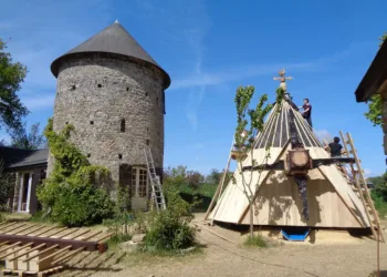Moulin de Mobecq - Une belle histoire de transmission des savoir-faire. À proximité du moulin, le montage au sol de la charpente a été réalisé par les élèves, du 25 avril au 6 mai 2022. (© Fondation du patrimoine)