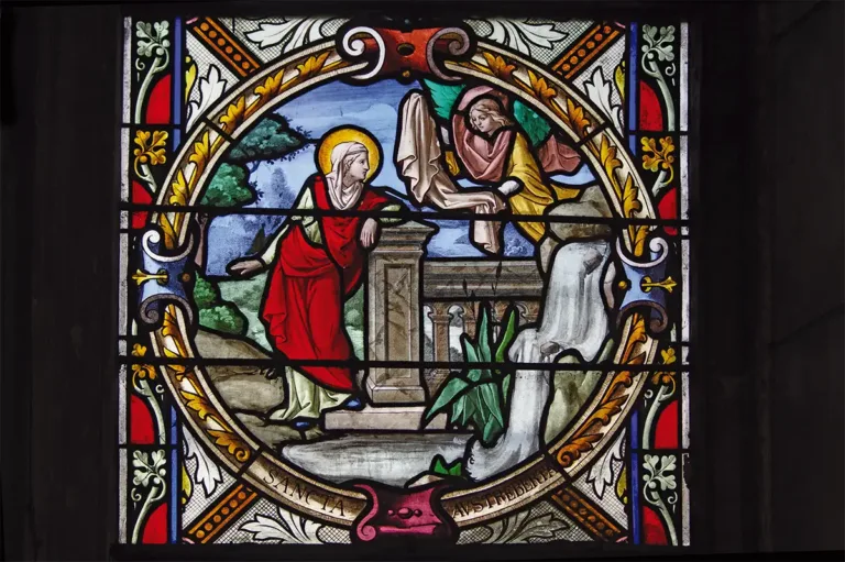 Un ange amène à Austreberthe un voile, symbole de son futur engagement religieux. Vitrail de l’église de Pavilly. (© Stéphane William Gondoin)