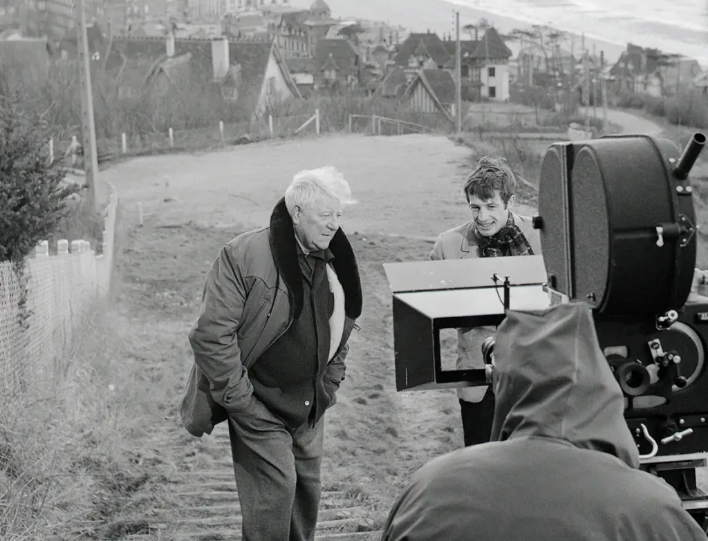 Gabin et Belmondo. Les deux monstres sacrés du film Un singe en hiver, sur fond de plage et du petit bourg d’Houlgate. (© Photo Claude Schwartz - Bridgeman Images)