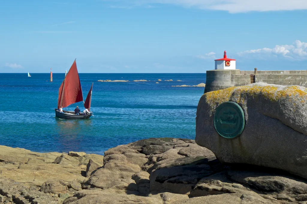 Une vaquelotte sort du port de Barfleur. (© Martin Leveneur)