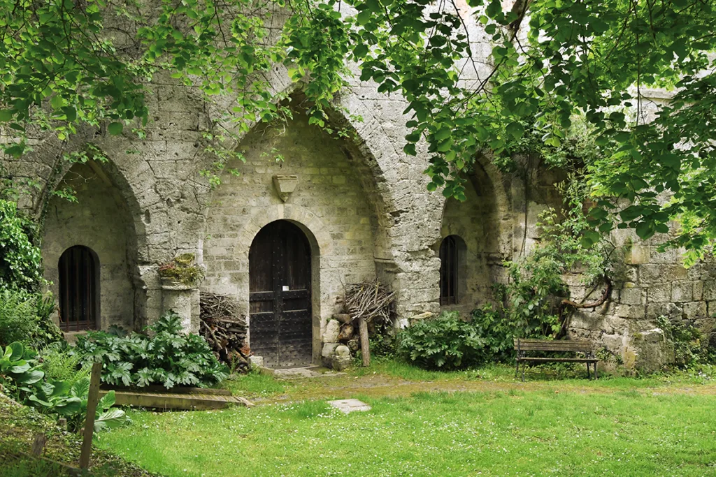 Abbaye de Grestain. Le bâtiment principal. Il s’agissait de l’ancien réfectoire des moines, qui fut augmenté au XVIIIe siècle du logis du chapelain. (Photo Rodolphe Corbin © Patrimoine Normand)