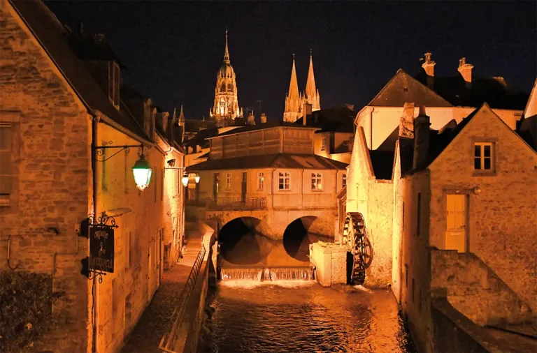 Bayeux. Promenade nocturne sur les bords de l'Aure. En arrière plan la cathédrale Notre-Dame de Bayeux, mélange de styles roman et gothique. (Photo Rodolphe Corbin © Patrimoine Normand)