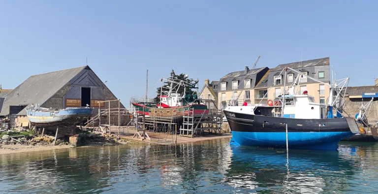 Le chantier naval Bernard à Saint-Vaast-la-Hougue. Réputé pour l’excellence de ses restaurations de vieux gréements, c’est également un acteur important dans le domaine de la pêche. (© Chantier naval Bernard)