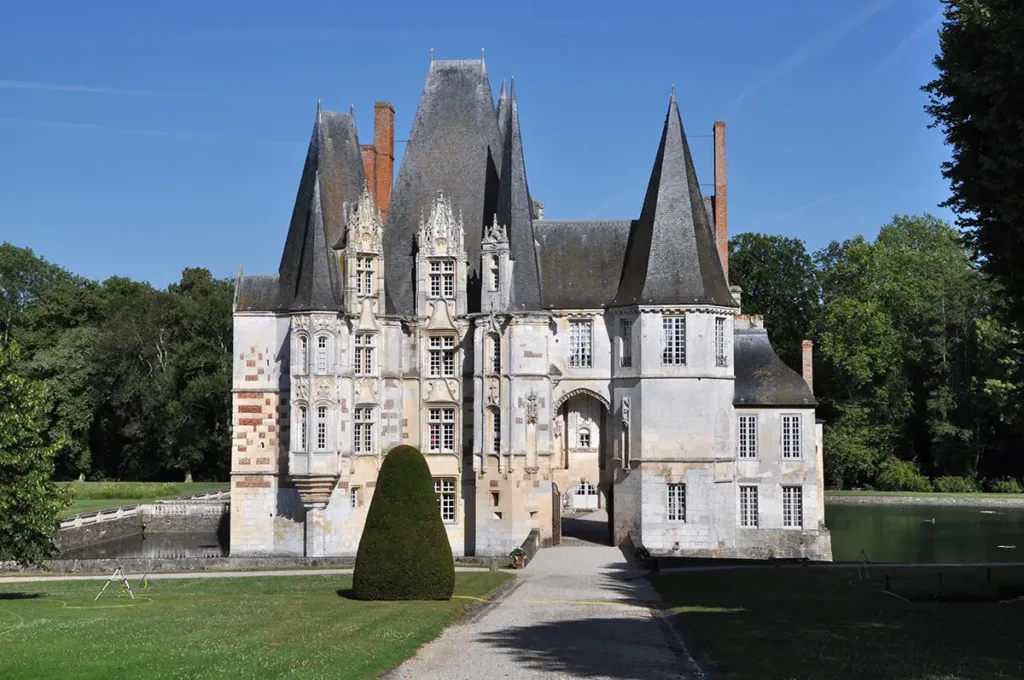 Bâti sur les ruines primitives d'une ancienne forteresse, Ô provoque le ciel en élançant fièrement ses tourelles Renaissance vers le ciel. (Photo Rodolphe Corbin © Patrimoine Normand)