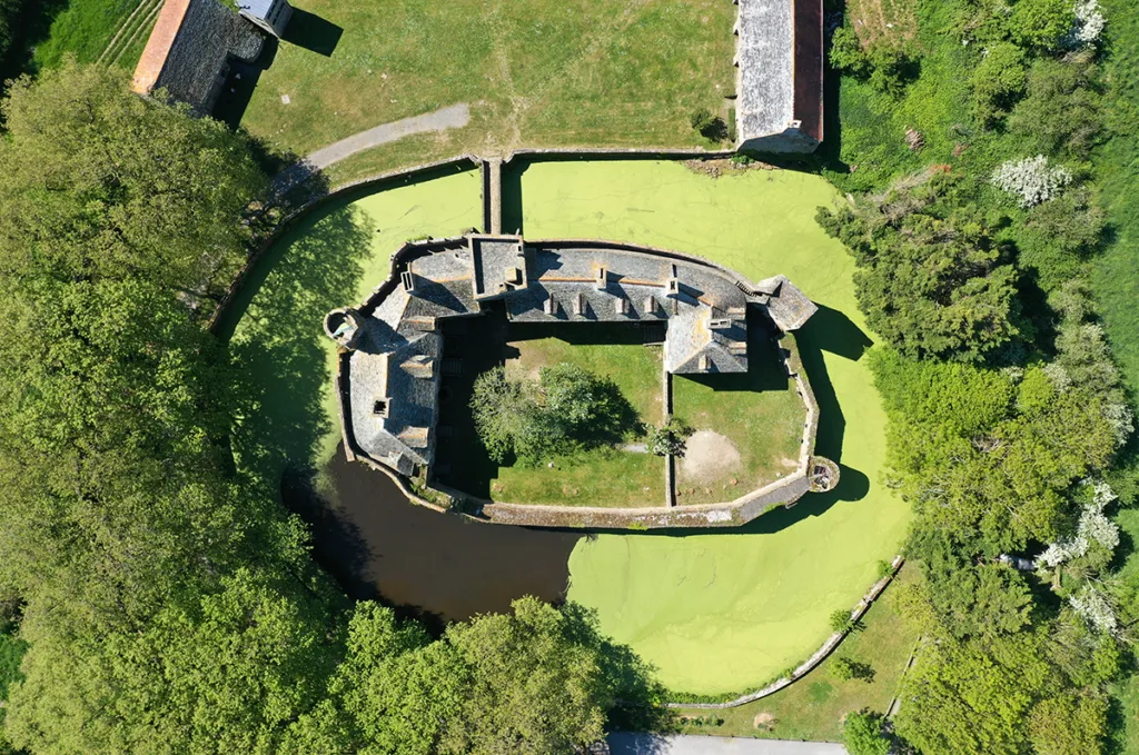 Vue zénithale du château de Pirou. La forme globale de l’enceinte rappelle l’origine anglo-normande de la forteresse romane. (Photo Rodolphe Corbin © Patrimoine Normand)