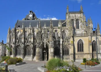 L’église Notre-Dame de Louviers est le monument le plus impressionnant de Louviers. Elle dispose d’une façade de style gothique flamboyant qui contraste avec la rudesse de sa tour-beffroi, très austère. (Photo Rodolphe Corbin © Patrimoine Normand)