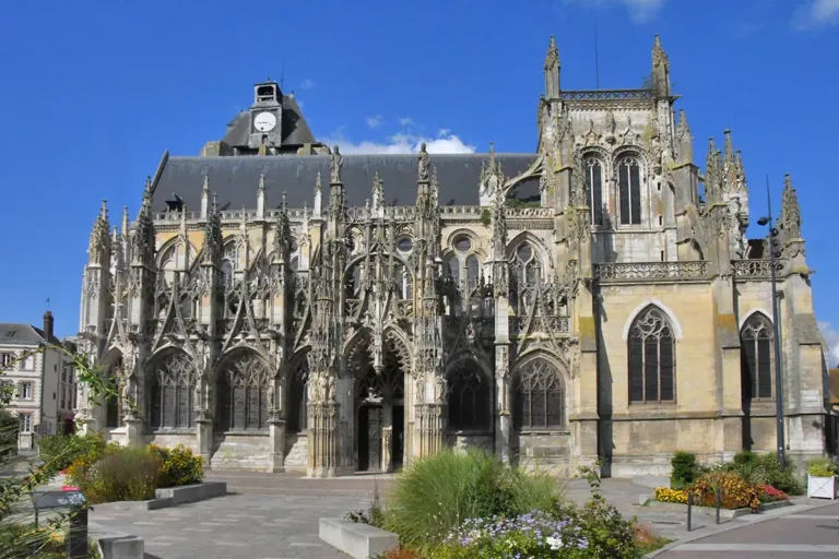 L’église Notre-Dame de Louviers est le monument le plus impressionnant de Louviers. Elle dispose d’une façade de style gothique flamboyant qui contraste avec la rudesse de sa tour-beffroi, très austère. (Photo Rodolphe Corbin © Patrimoine Normand)
