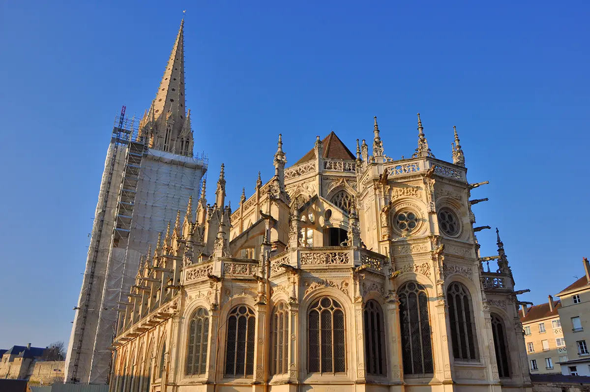 Restaurations à Caen – L&rsquo;église Saint-Pierre, l&rsquo;hôtel de Than et le château