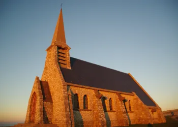 La chapelle Notre-Dame-de-la-Garde, perchée au sommet de la falaise d’Amont. (© Stéphane William Gondoin)