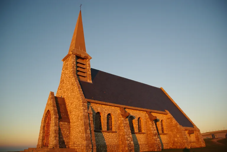 La chapelle Notre-Dame-de-la-Garde, perchée au sommet de la falaise d’Amont. (© Stéphane William Gondoin)