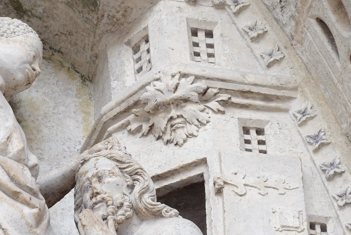 Le secret de l&rsquo;Homme vert – Une énigme architecturale anglo-normande