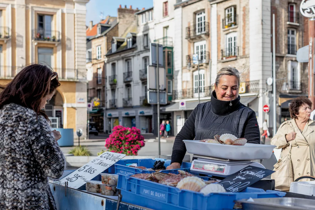 Avec près de 600 km de côtes, la Normandie est la première région française en matière de pêche à la coquille Saint-Jacques, et le port de Dieppe détient le record avec plus de 3500 tonnes vendues à la criée annuellement. (© Giada Connestari – Dieppe-Normandie Tourisme)