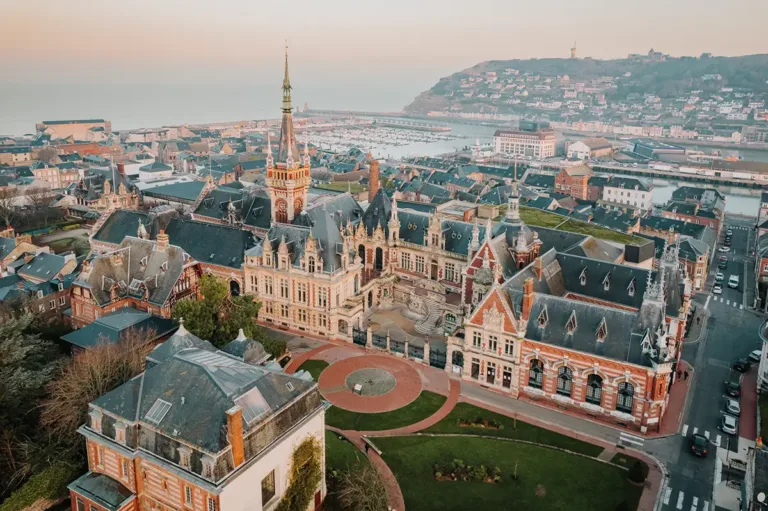 Sans rapport avec l’ancienne abbaye bénédictine de Fécamp, le palais Bénédictine s’enorgueillit d’une façade à grand spectacle. Gothique et Renaissance, elle honore aussi la Normandie, avec les pierres de silex du pays de Caux et les fameuses briques rouges. ­­Gargouilles, lucarnes baroques et campanile ajoutent à l’extravagance de ce patrimoine. (© Wonguyt)