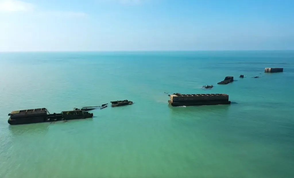 Gold Beach et les vestiges du port artificiel d'Arromanches (Mulberry B). (Photo Rdolphe Corbin © Patrimoine Normand)