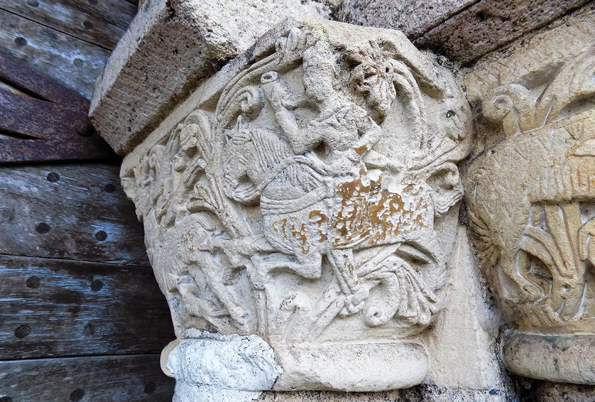 Les chapiteaux du prieuré de la Lande-de-Goult