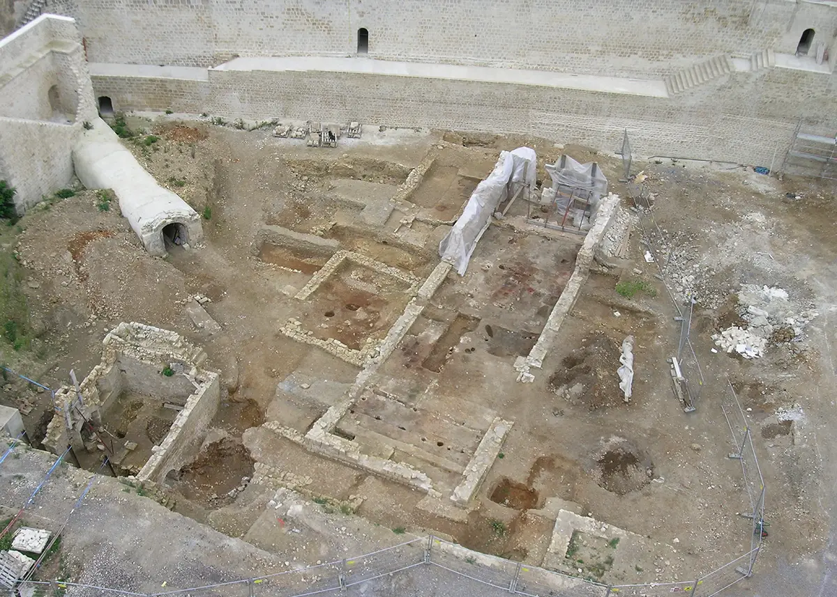 Forges et écuries au château de Caen