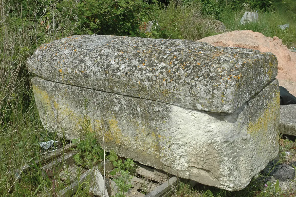 Sarcophages en pierre de la basse Seine – Témoins méconnus de l’Antiquité