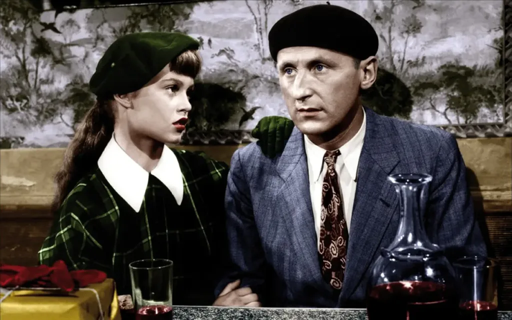 Hippolyte Lemoine (Bourvil) est consolée par sa cousine Javotte (Brigitte Bardot). Du haut de ses 17 ans, Brigitte Bardot fait ses débuts au cinéma mais son rôle de fille de la charcutière ne la fait pas rêver. (© Gaumont)