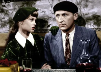 Hippolyte Lemoine (Bourvil) est consolée par sa cousine Javotte (Brigitte Bardot). Du haut de ses 17 ans, Brigitte Bardot fait ses débuts au cinéma mais son rôle de fille de la charcutière ne la fait pas rêver. (© Gaumont)