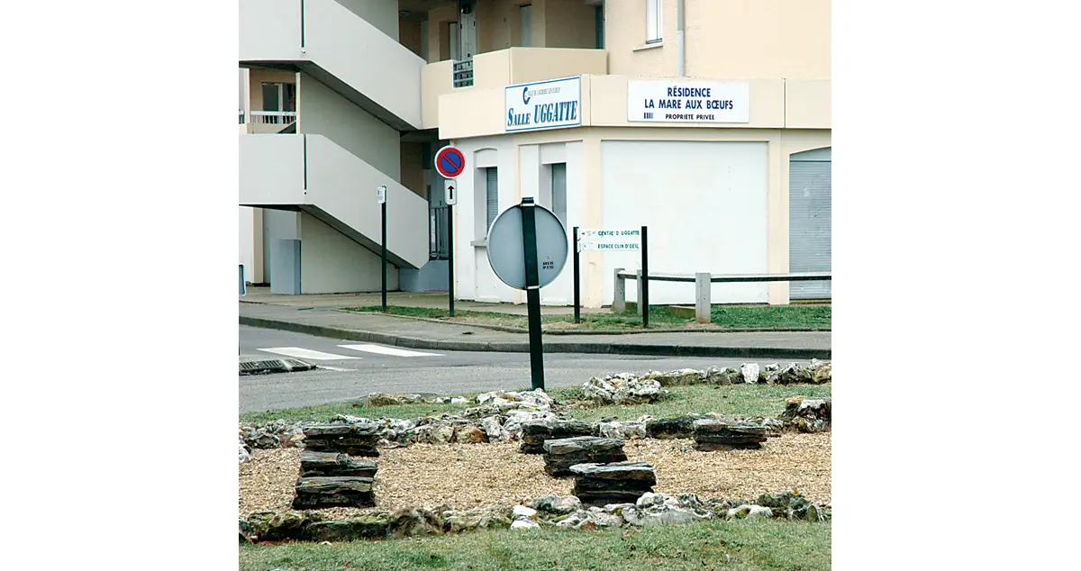 Aujourd’hui, dans le quartier de la Mare-aux-Bœufs, le passé romain n’a pas laissé d’autres traces qu’une mention d’UGGADE, identifiée comme l’antique agglomération de Caudebec-Les-Elbeuf, et un aménagement de giratoire rappelant naïvement murs et hypocaustes gallo-romains.
