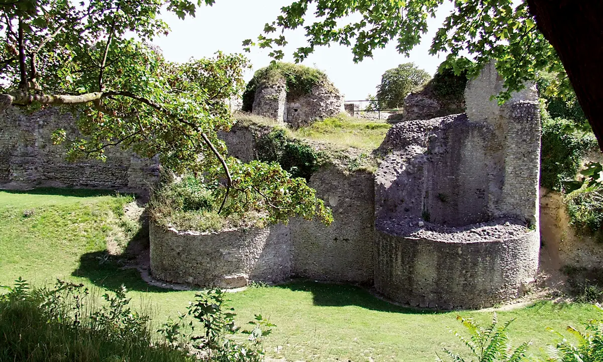 Château d’Ivry-la-Bataille. Le châtelet d’entrée, défendant au nord l’accès au château.