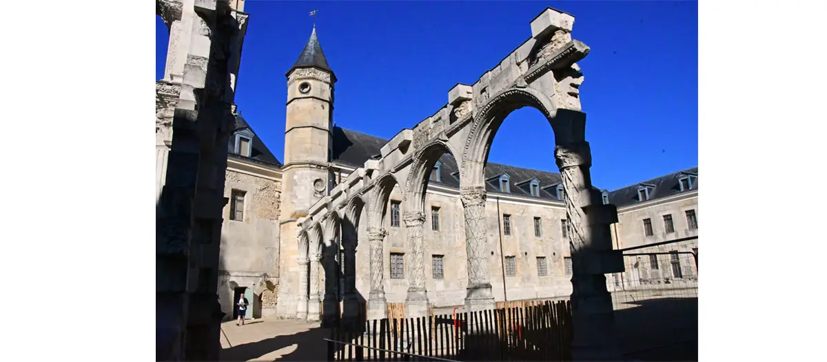 Photo des arcades de la galerie des cerfs et tourelle d'Estouteville du Château de Gaillon.