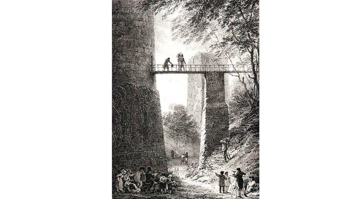 La connaissance de certains monuments médiévaux de la région doit beaucoup aux historiens, architectes ou artistes qui ont sillonné la Normandie dans la première moitié du XIXe siècle. Sur cette lithographie de L.Atthalin de 1821, on aperçoit un topographe à l’œuvre au fond du fossé entourant le donjon du château de Lillebonne. (© Coll. Érik Follain)