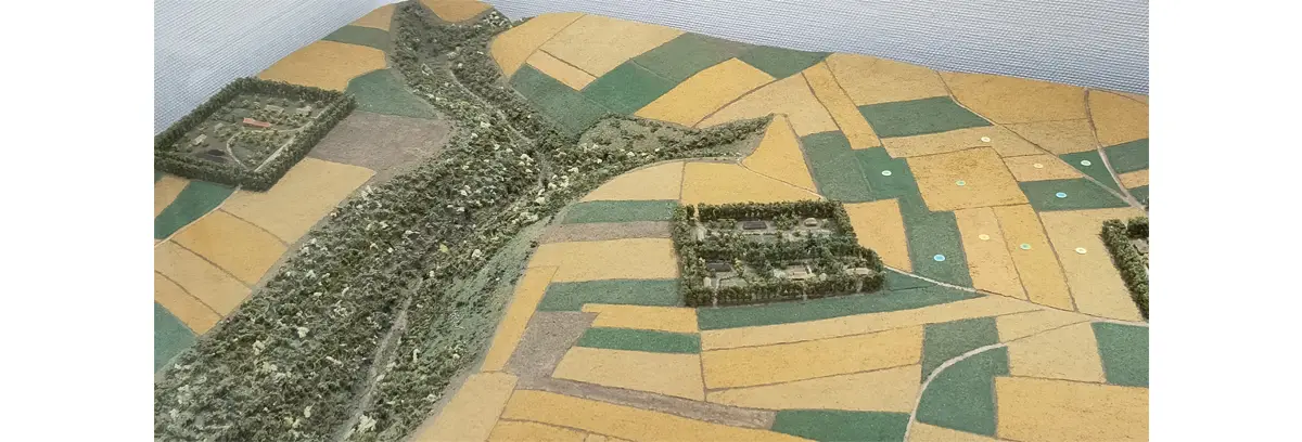 Photo d'une des vitrines du musée de Normandie, présentant les paysages de la région. Ici le paysage rural du pays de Caux.