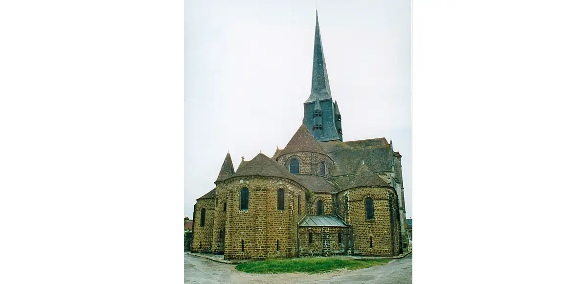 Église Notre-Dame de Verneuil-sur-Avre : le chevet XIIe siècle, exécuté en grison. La flèche en charpente XVe siècle. (À noter les ajouts du XIXe siècle : tourelle de gauche). (© Soline Schorp)