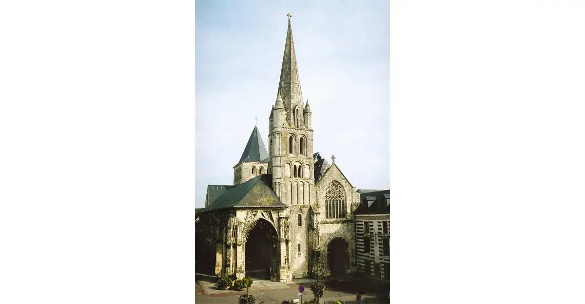 Photo de l'église abbatiale Saint-Sauveur.