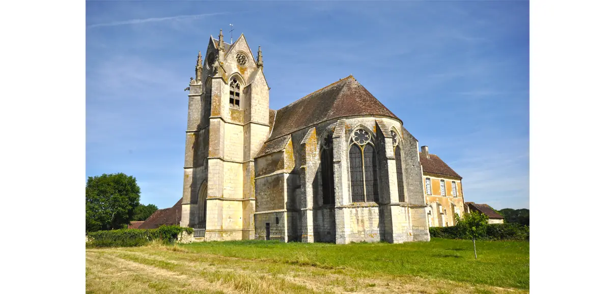 L’église du prieuré Saint-Gauburge. À gauche, le clocher de la fin du XVe siècle avec la chapelle de Saint-Sébastien (1509) au premier niveau. À droite, le chœur du XIIe siè­cle.