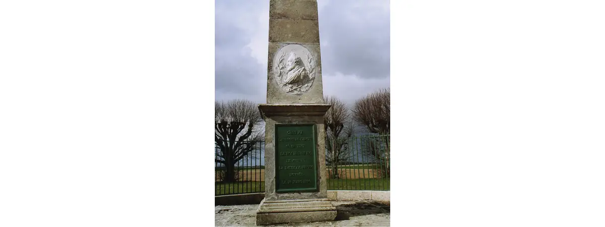 Sous le bas-relief du buste du roi Henri IV en façade « C’est ici l’endroit de l’Ente où se tint le roi Henri IV le jour de la bataille d’Ivry donnée le 14 mars 1590 ».