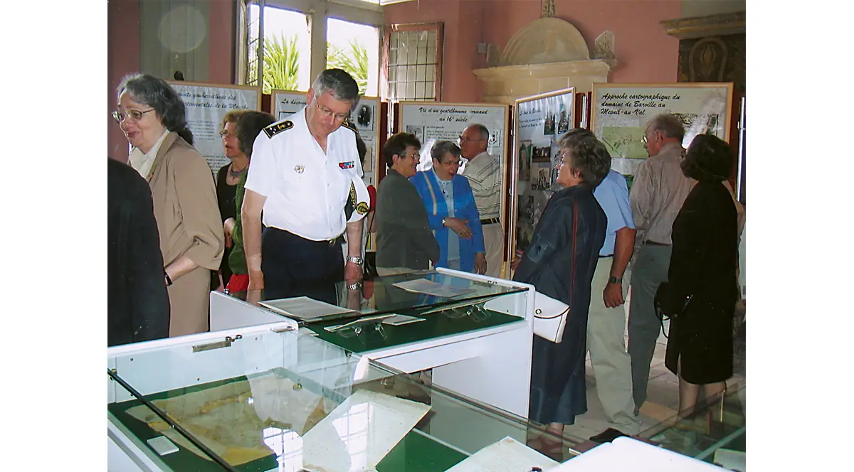 Exposition consacrée à Gilles de Gouberville en 2006, au château de Tourlaville. On reconnaît, à gauche, Françoise Mosser et, au centre, l’amiral Édouard Guillaud, alors préfet maritime